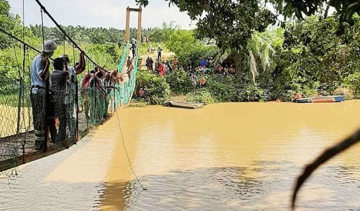 OPERASI mencari dua kanak-kanak yang terjatuh ke dalam Sungai Kampung Rekoh dilakukan anggota  Jabatan Bomba dan Penyelamat Malaysia (JBPM). FOTO Ihsan pembaca