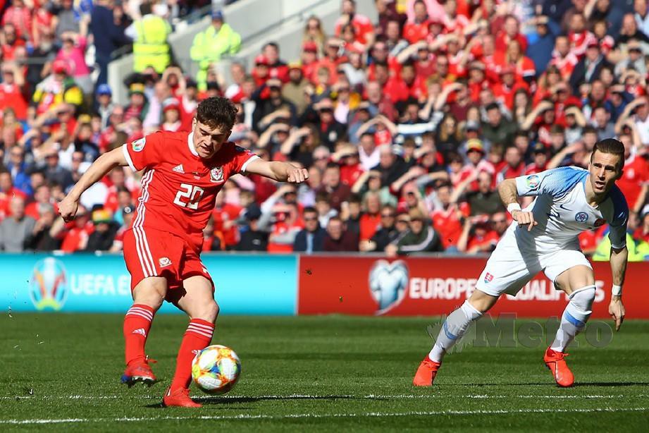JAMES (kiri) meledak gol tunggal Wales di Cardiff. — FOTO www.uefa.com