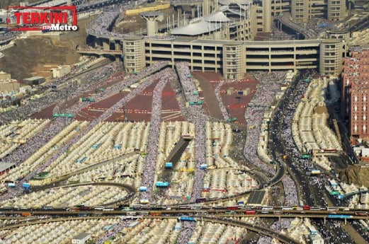 Gambar daripada Agensi Media Saudi (SPA) menunjukkan kawasan perkhemahan jemaah haji di Mina yang melakukan rukun melontar di Kompleks Jamrat. - SPA/AP