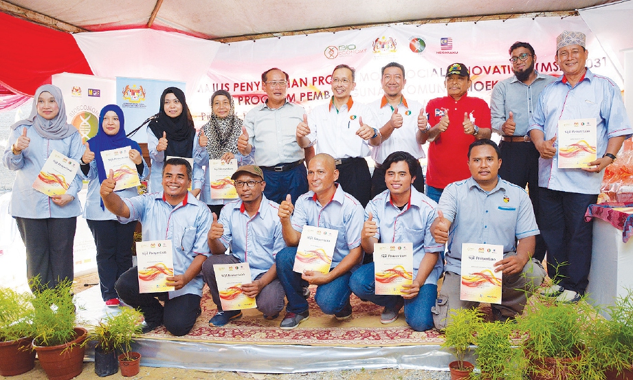 PESERTA Koperasi Waris Jati Kondok Nilai projek penanaman cendawan tiram bersama Dr Mohd Azhar, Hasim dan Syed Agil.