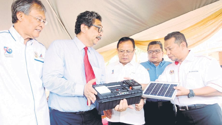 DR Kamarudin (kanan) menerangkan penggunaan PES kepada Timbalan Menteri Sains, Teknologi dan Inovasi Datuk Dr Abu Bakar Md Diah (dua dari kiri) sambil diperhatikan Pengarah PMM Mejar (K) Zolkarnain Jobshi (kiri) dan Ahli Parlimen Jasin, Datuk Wira Ahmad Hamzah (tengah).