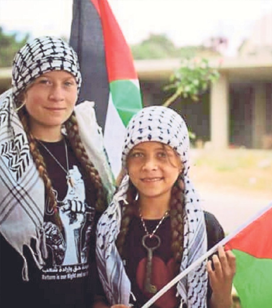BERSAMA sepupunya aktivis Palestin Ahed Tamimi.