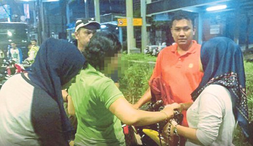 ANGGOTA polis memeriksa wanita yang ditahan dalam Ops Bersepadu Motosikal di Kuala Lumpur.
