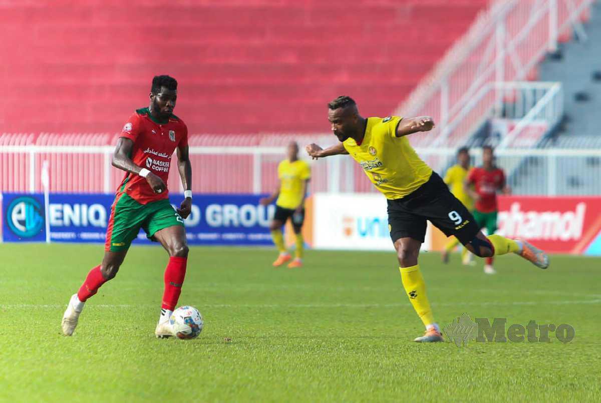 ISMAHEEL (kiri) dihalang oleh pemain Negeri Sembilan FC, Herold Mark Goulon (kanan). FOTO NIK ABDULLAH NIK OMAR