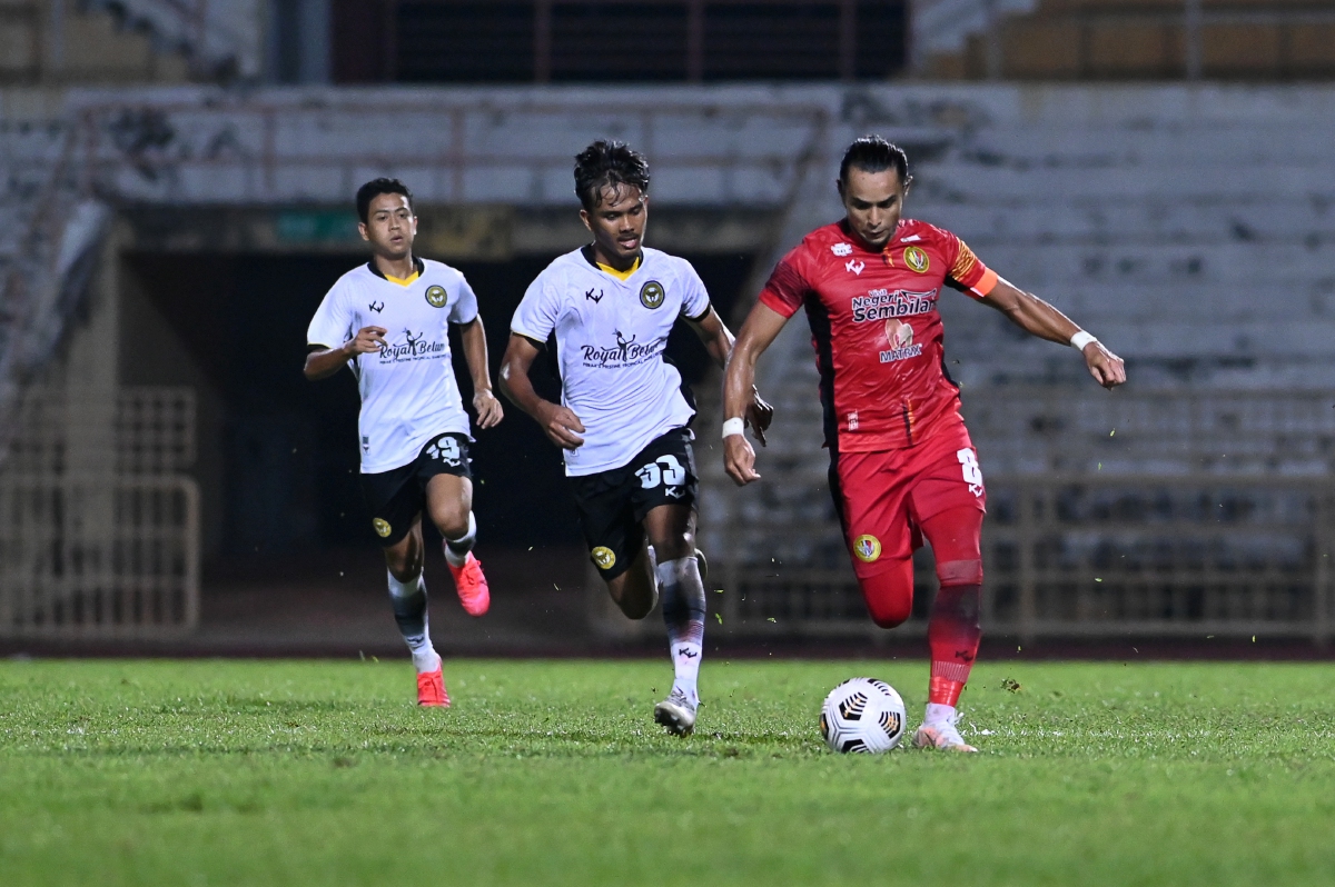 AKSI Zaquan Adha (kanan) dalam perlawanan menentang Perak FC II di Stadium Tuanku Abdul Rahman, Paroi, Sabtu lalu. FOTO Ihsan NSFC.