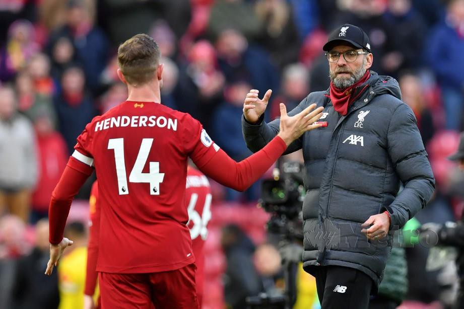 Jurgen Klopp (kanan) memberi arahan kepada pemain tengah Liverpool, Jordan Henderson pada aksi Liga Perdana. FOTO AFP