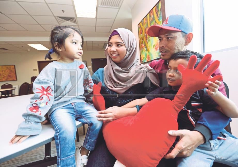 PESAKIT jantung, Raiqisha Nur Jannah Arwin (kiri) bersama ibu, Nurul Ain Nabilah Ismail (dua kiri) dan bapa, Arwin Samshah Samsuddin (dua kanan). FOTO Rosela Ismail