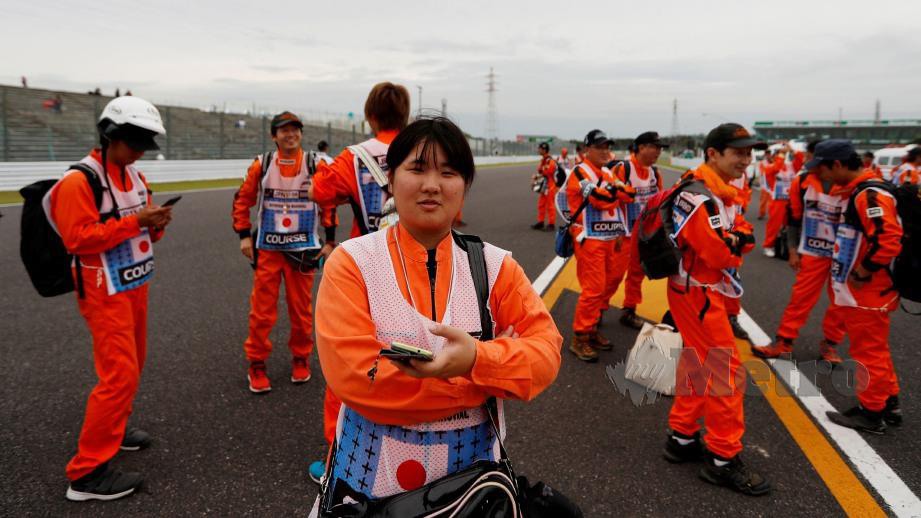 Sebahagian pekerja bertugas pada sesi latihan di sirkit Suzuka. FOTO REUTERS 