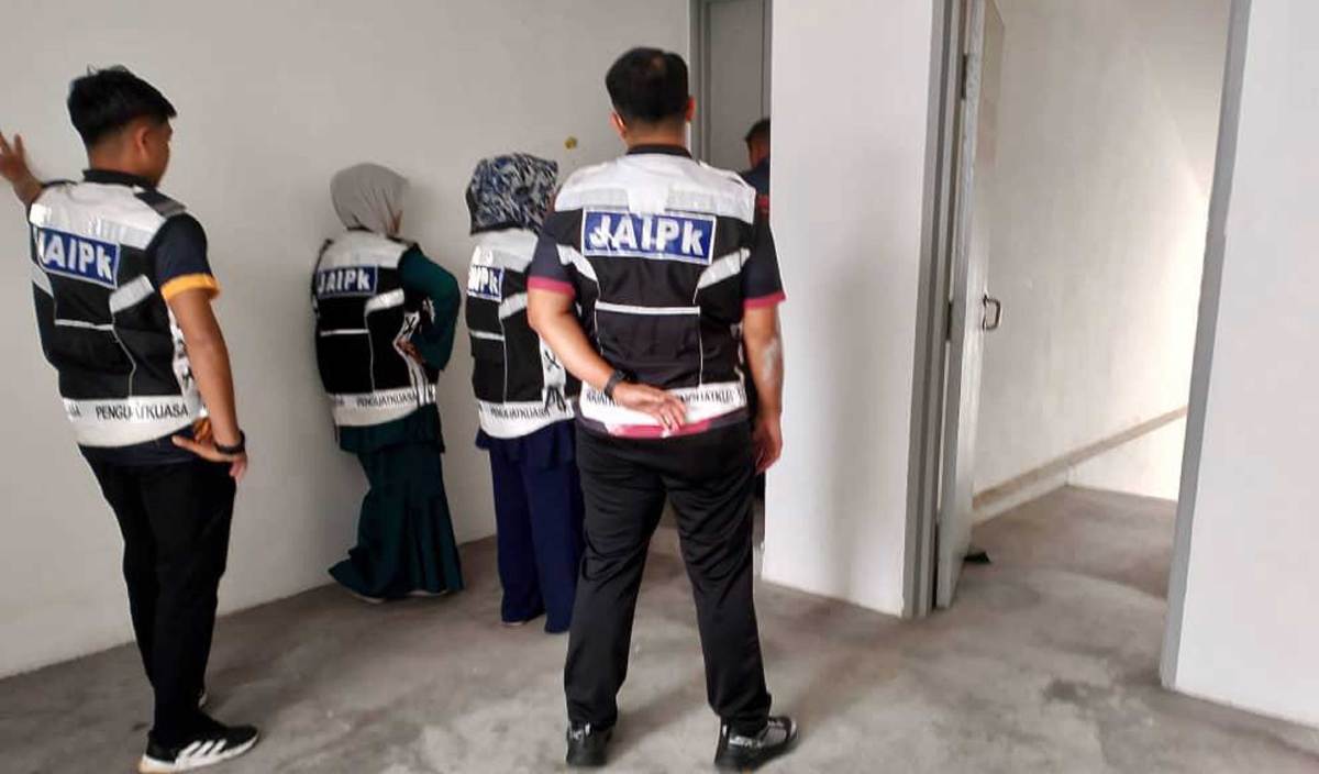 DUA pelajar kolej swasta ditahan Jabatan Agama Islam Perak (JAIPk) kerana disyaki tinggal bersekudukan dalam sebuah rumah di Meru Raya. FOTO Ihsan pembaca