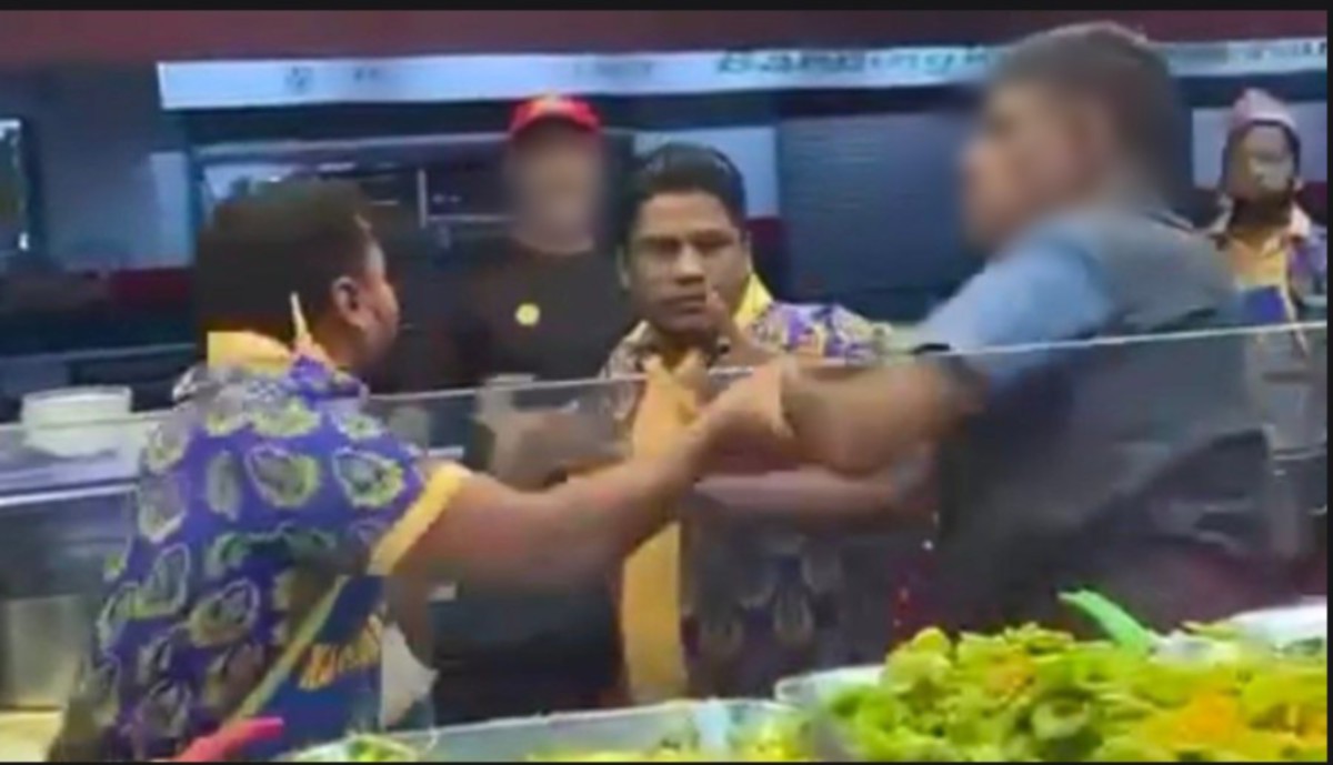 TANGKAP layar video pekerja restoran dipukul tiga lelaki dipercayai mabuk.