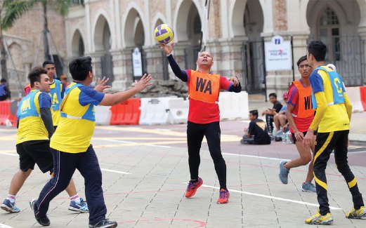 PASUKAN lelaki tidak melepaskan peluang menyertai Kuala Lumpur Street Netball 2016