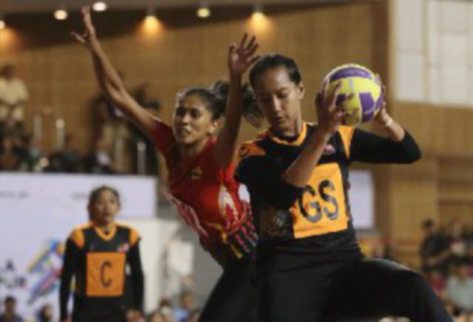 Pemain Malaysia, Siti Nor Farhana Mustafa (kanan) menahan bola bola daripada dicabar pemain Brunei. FOTO SYARAFIQ ABD SAMAD