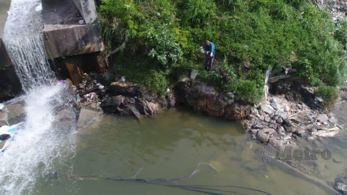 JAS Selangor menjalankan siasatan punca kematian ratusan ikan di Sungai Damansara. FOTO ihsan JAS selangor.