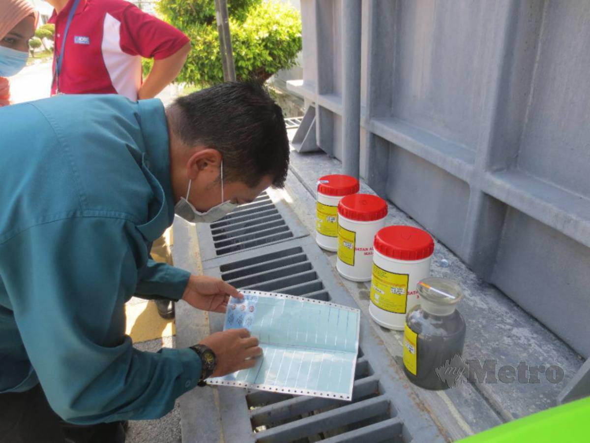 KAKITANGAN JAS Pulau Pinang melakukan pemeriksaan ke atas sebuah syarikat barangan elektronik yang didapati mencemarkan alam sekitar. FOTO ihsan JAS Pulau Pinang