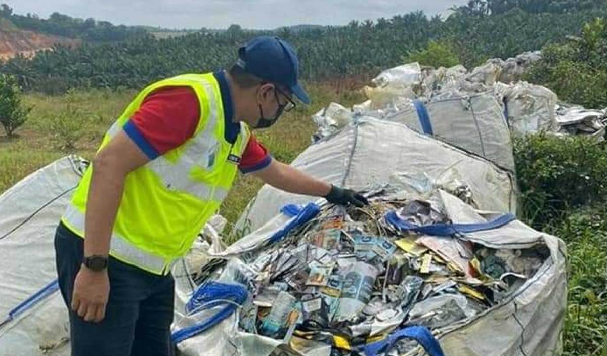 JAS Johor membuat operasi bersama PDRM di kawasan Senai, yang menjumpai longgokan plastik kegunaan industri pada 10 Jun lalu. FOTO IHSAN Facebook Tuan Ibrahim Tuan Man