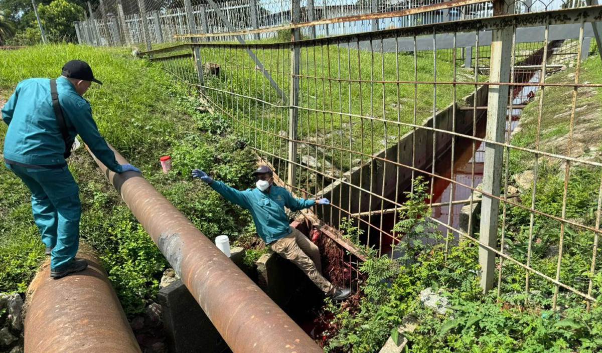 PEGAWAI JAS Kedah mengambil sampel air yang dipercayai tercemar akibat sisa bahan buangan dari Sungai Padang Terap untuk dianalisa. FOTO Ihsan JAS