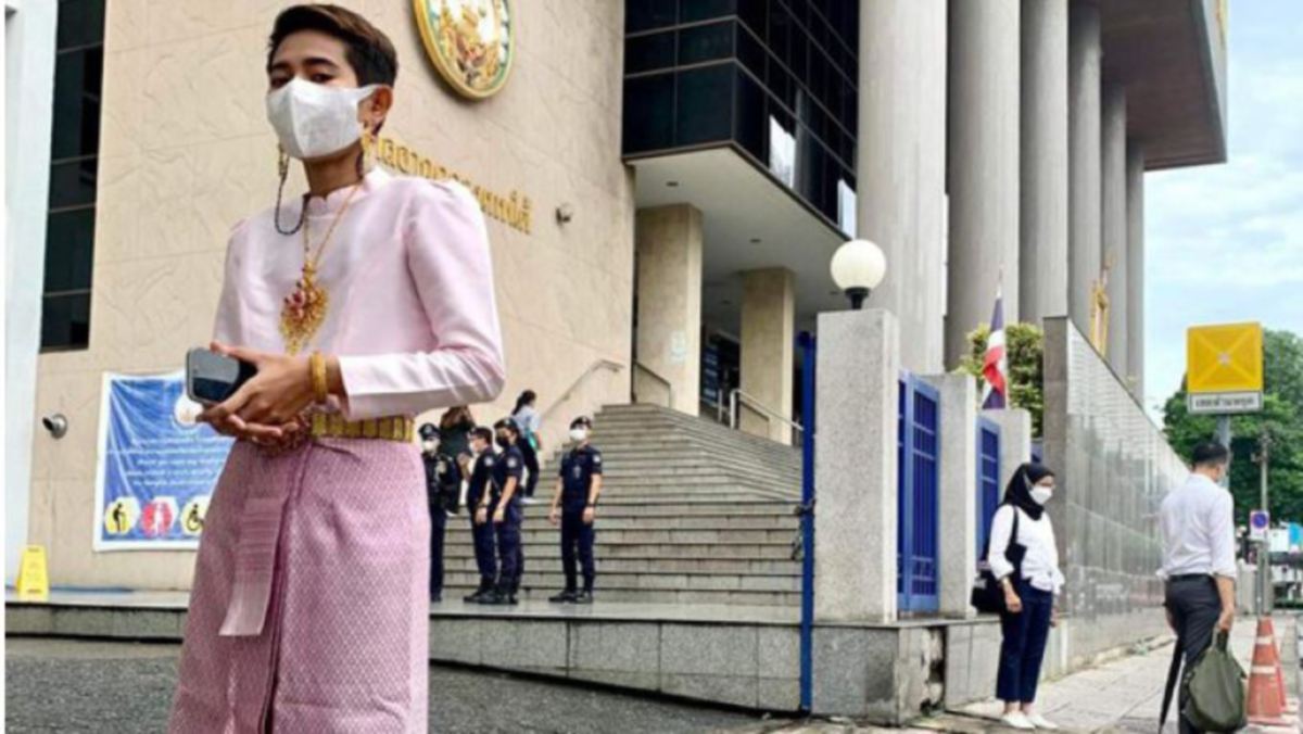Jatuporn berdiri di luar mahkamah sebelum prosiding keputusan kesnya di Bangkok, pada Isnin. FOTO Facebook. 