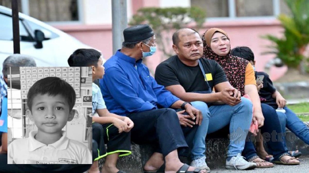 Keluarga mangsa di pekarangan rumah mayat HSNZ di Kuala Terengganu. (Gambar kecil) Aryan Difa Danish. Foto Zaid Salim