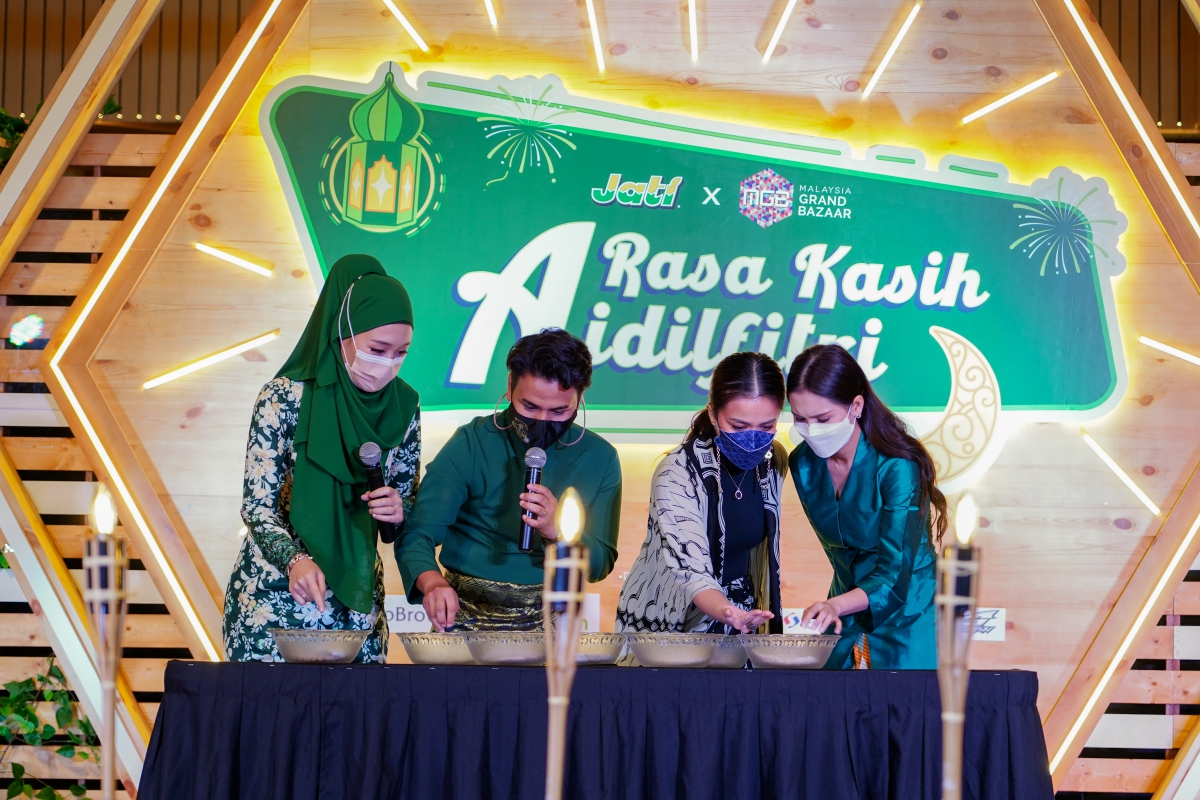Antara selebriti yang menghadiri acara pembukaan Bazaar Ramadhan Rasa Kasih Aidilfitri.