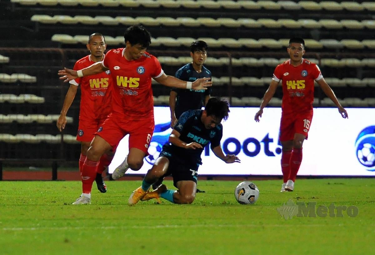 Pemain Sabah FC, Park Taesu (dua kiri) cuba merebut bola dari pemain Selangor FC, Aliff Haiqal Lokman dalam aksi Liga Super di Stadium Likas. FOTO Mohd Adam Arinin