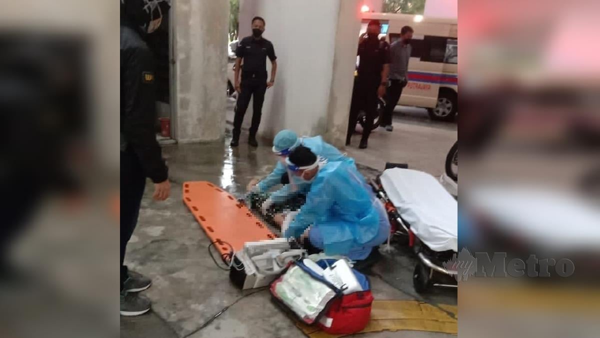 PASUKAN perubatan memberi rawatan kecemasan kepada kanak-kanak yang terjatuh dari tingkat 7 di Putrajaya. FOTO Ihsan Pembaca.