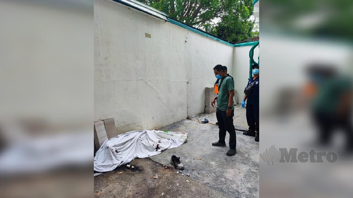 ANGGOTA polis dan pegawai perubatan dari Hospital Melaka memeriksa mayat buruh kontrak warga Vietnam dipercayai jatuh dari tingkat tiga. FOTO ihsan polis 