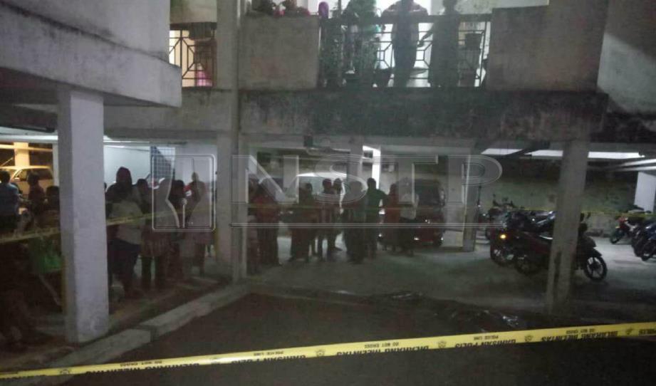ORANG ramai memenuhi lokasi kejadian seorang wanita warga emas terjatuh dari tingkat dua pangsapuri di Taman Mulia Jaya, Ampang, malam tadi. FOTO Norizuan Shamsuddin.