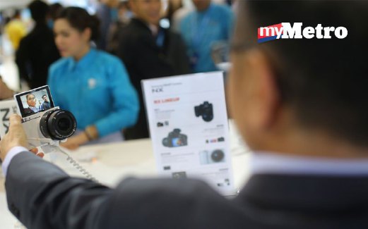 PENGUN JUNG Forum Samsung Asia Tenggara 2015 mencuba kamera kompak Samsung NX500 yang bakal berada di pasaran pada tahun ini.