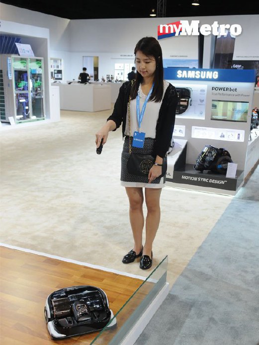 MODEL menunjukkan penggunaan robot vakum pintar Samsung, POWERbot VR9000.