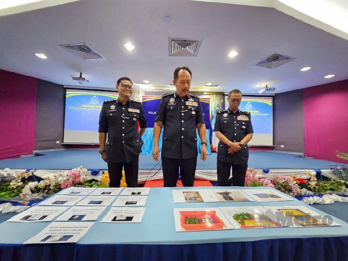 Jauteh (tengah) menunjukkan dadah yang dirampas dalam Ops Tapis yang dijalankan di seluruh Sabah. FOTO JUWAN RIDUAN