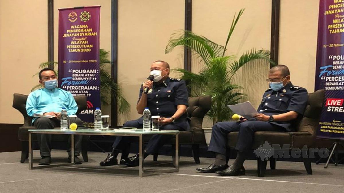 Rozimi (kiri) dan Mohd Fadzil menjadi panel dalam Forum Poligami: Berani Atau Sembunyi anjuran JAWI di Kuala Lumpur hari ini. Foto Ihsan JAWI 