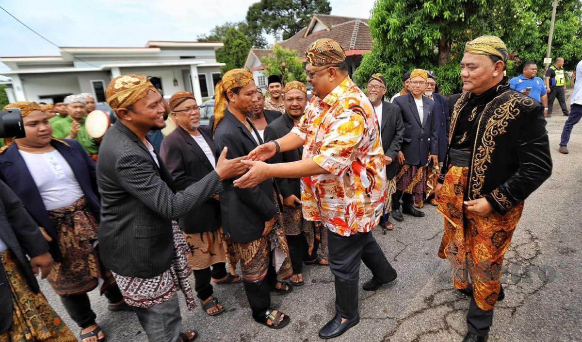 AB RAUF bersalaman dengan masyarakat Jawa sempena majlis Sambutan Aidilfitri anjuran Persatuan Warisan Anak Jawa Paya Dalam (PERWAJA) di Kampung Tengah Paya Dalam. FOTO Amir Mamat