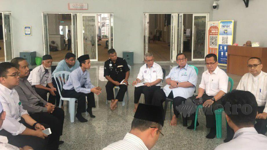 MOHD Ajib (dua dari kanan) memberikan taklimat kepada jawatan kuasa pelaksana Program Bubur Lambuk Perdana Masjid-Masjid Wilayah Persekutuan. FOTO NSTP