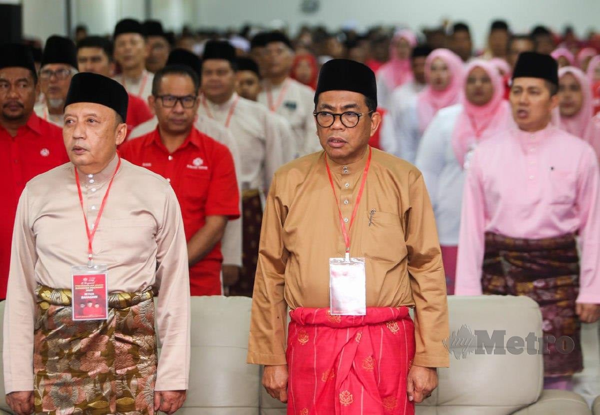 AHMAD Jazlan (kiri)  bersama Mohamed Khaled Nordin ketika hadir Mesyuarat Perwakilan UMNO Bahagian Machang di Pusat Transformasi Ilmu, Bukit Tiu, malam tadi. FOTO Nik Abdullah Nik Omar