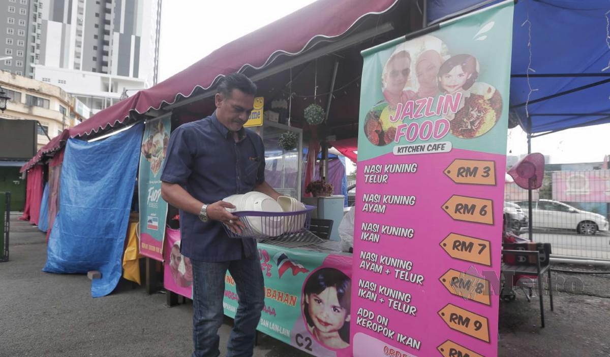 JAZIMIN kini membuka kafe di medan selera Malay Town Kuala Lumpur dan turut memaparkan gambar Nurin.  FOTO Zulfadhli Zulkifli
