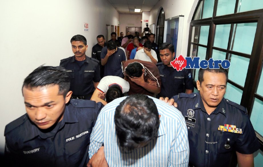 Seramai 14 individu yang dihadapkan ke  Mahkamah Sesyen Johor Bahru, bagi tuduhan pengubahan wang haram membabitkan RM1.4 bilion sejak 2012.  - Foto ZULKARNAIN AHMAD TAJUDDIN