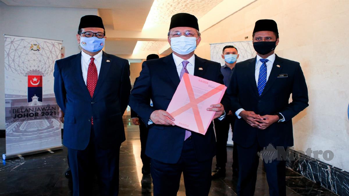 DATUK Hasni Mohammad (tengah) bersama  Setiausaha Kerajaan Johor,  Datuk Azmi Rohani (kanan) dan Pengerusi Jawatankuasa Pertanian, Industri Asas Tani dan Kemajuan Luar Bandar, Datuk Samsolbari Jamali bergambar sebelum memulakan pembentangan Belanjawan Johor 2021 di Dewan Undangan Negeri (DUN) Johor. FOTO Ihsan PEJABAT MENTERI BESAR JOHOR