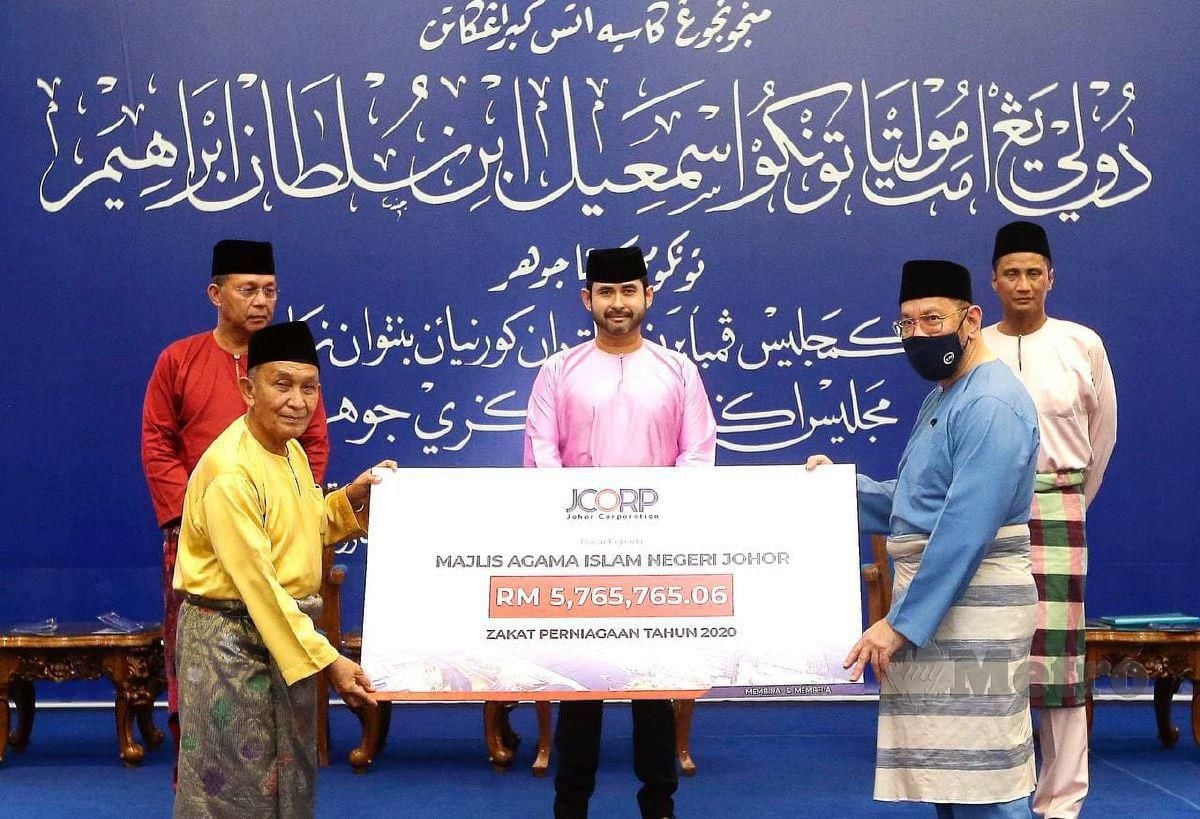 Tunku Ismail menyaksikan penyerahan replika cek bayaran zakat daripada Johor Corporation kepada Majlis Agama Islam negeri Johor yang diterima oleh Tosrin Jarvathi  pada Majlis Pembayaran Zakat dan Kurniaan Sumbangan di PERSADA Johor di Johor Bahru, Johor. FOTO NUR AISYAH MAZALAN