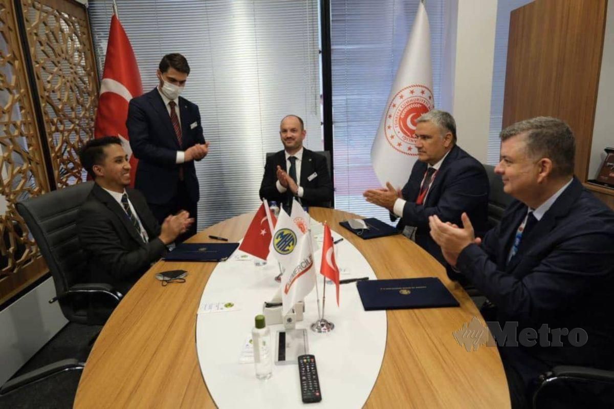 Rasyad bersama wakil syarikat Turki sejurus selesai menandatangani MoU.