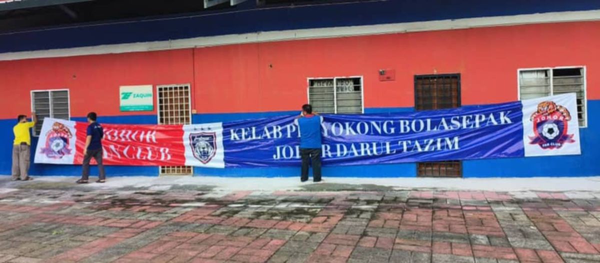 PENYOKONG JDT sedang menyiapkan kain rentang yang akan di bawa ke Stadium Nasional, Bukit Jalil, Sabtu. -FOTO Ihsan KPBJDT.