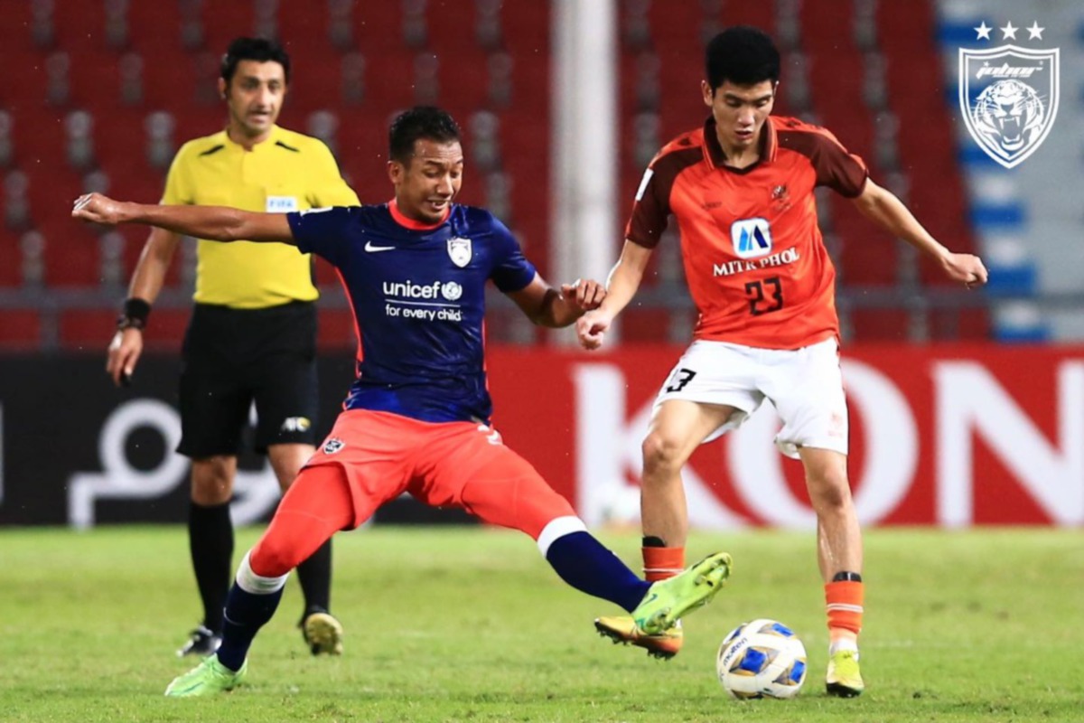 ADAM Nor Azlin menghalang pemain Ratchaburi FC, Narakorn Noomchansakool pada aksi Kumpulan G, Liga Juara-Juara Asia (ACL) di Stadium Rajamangala, Bangkok, Thailand, malam tadi. FOTO Ihsan Johor Southern Tigers.