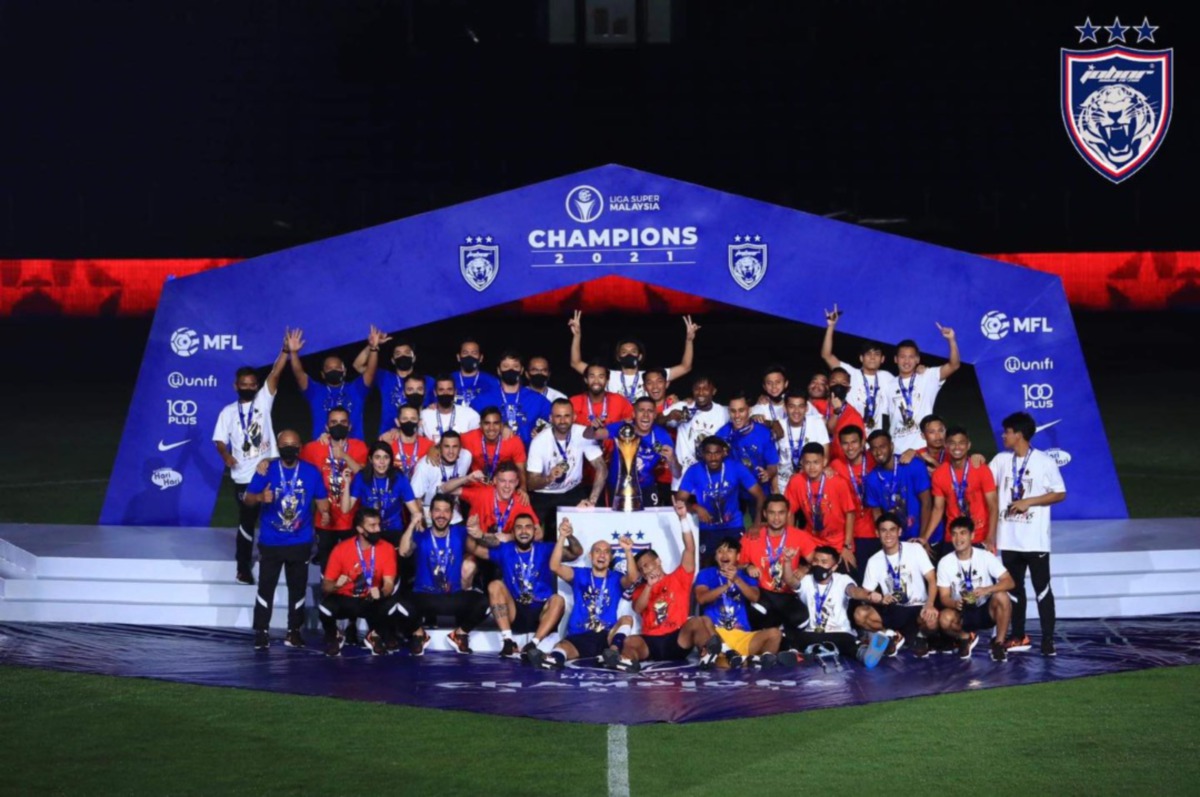 Barisan pemain dan jurulatih JDT gembira selepas dinobatkan juara Liga Super lapan musim berturut-turut pada majlis penyampaian hadiah di Stadium Sultan Ibrahim, malam tadi. FOTO Ihsan Johor Southern Tigers
