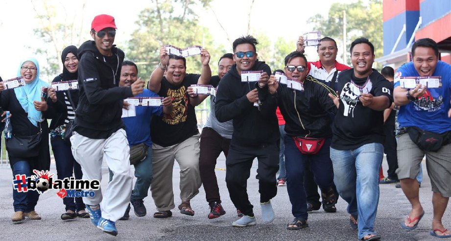 Penyokong JDT ceria bersama tiket yang berjaya dibeli di kaunter Stadium Larkin pagi tadi bagi menyaksikan perlawanan akhir Piala Malaysia 2017 antara JDT dan Kedah pada 4 November di Stadium Shah Alam. FOTO MOHD AZREN JAMALUDIN