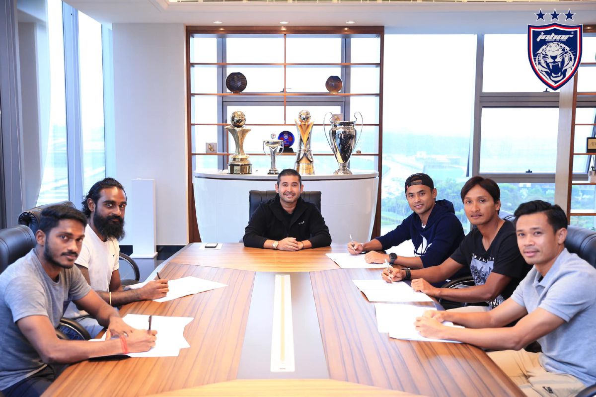 ANTARA barisan pemain yang dilanjutkan kontrak oleh JDT. Turut kelihatan Tunku Ismail (tengah). FOTO FB Johor Southern Tigers