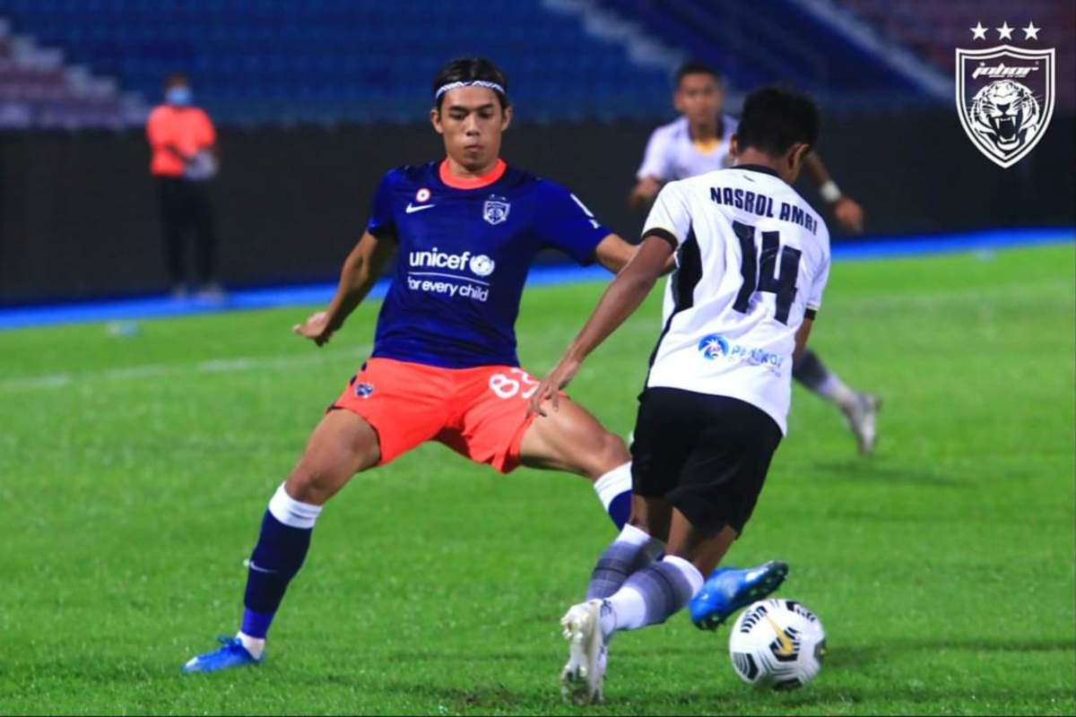 PEMAIN JDT II, Syafiq Ahmas cuba menghalang pergerakan Nasrol Amri Kamarul Azhar pada aksi Liga Perdana di Stadium Tan Sri Hassan Yunos, Larkin, malam tadi. FOTO Ihsan Johor Souther Tigers.
