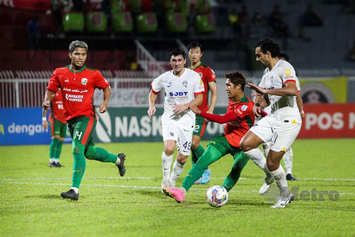 PEMAIN Kelantan United, Muhamad Azarul Nazarith Azhar (dua kanan) diasak oleh pemain JDT dalam perlawanan Liga Super di Stadium Sultan Muhammad Ke-IV di sini malam ini. FOTO NIK ABDULLAH NIK OMAR