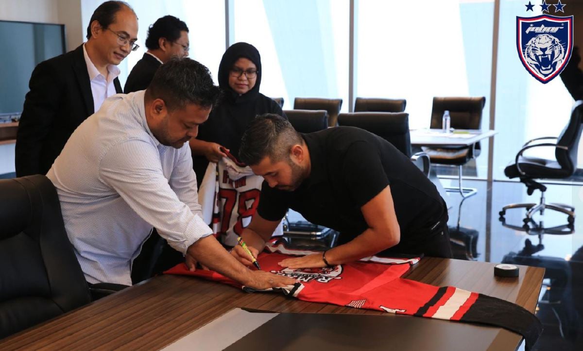 PEMILIK JDT, Tunku Ismail Sultan Ibrahim menandatangani jersi. FOTO Johor Southern Tigers