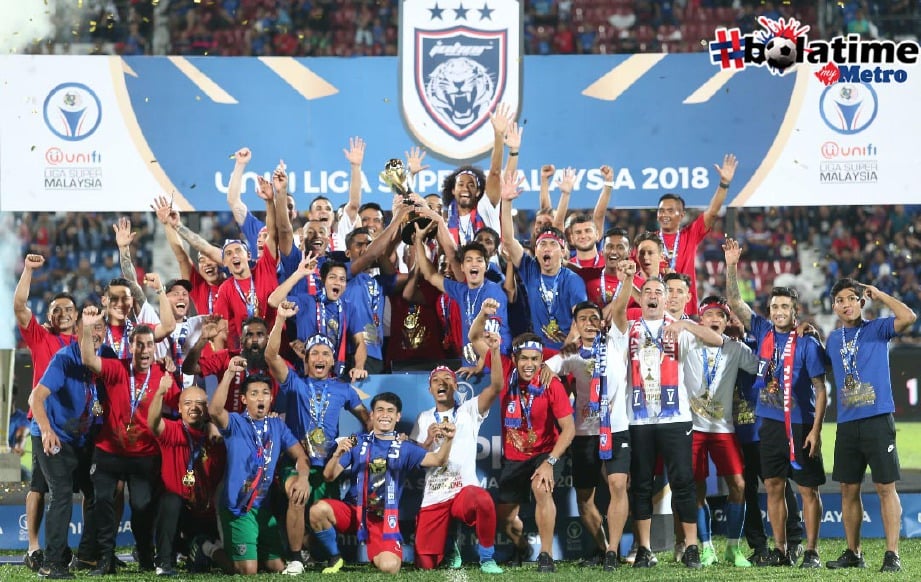PEMAIN JDT bersama pegawai pasukan meraikan kejuaraan Liga Super Malaysia 2018 lima tahun berturut-turut, di Stadium Tan Sri Dato Haji Hassan Yunos Larkin.  -Foto MOHD AZREN JAMALUDIN