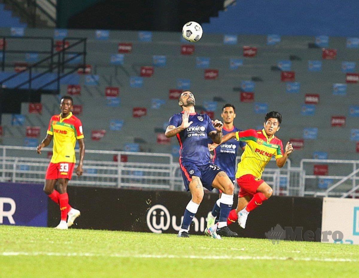 AKSI antara JDT dan Selangor pada saingan Liga Super Julai lalu. FOTO Saifullizan Tamadi