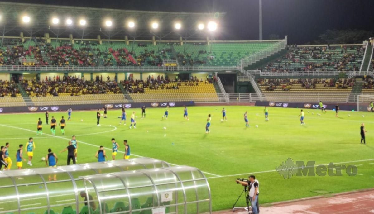 PEMAIN JDT memanaskan badan di Stadium Darul Aman. 